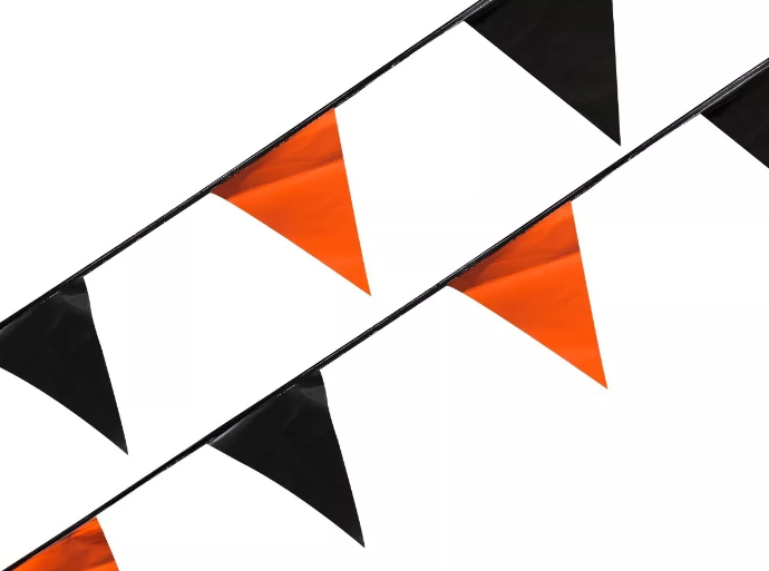 Tira de banderines triangulares intercalados en colores negro y naranja con guía de rafia blanca, ideal para decoración en negocios, fiestas, casas, restaurantes y oficinas, apto para exterior e interior, largo total 50m. Tira de banderines triangulares intercalados en colores negro y naranja con guía de rafia blanca, ideal para decoración en negocios, fiestas, casas, restaurantes y oficinas, apto para exterior e interior, largo total 50m.